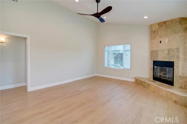 Detail Gallery Image 4 of 19 For 527 Westminster #B,  Newport Beach,  CA 92663 - 3 Beds | 2 Baths