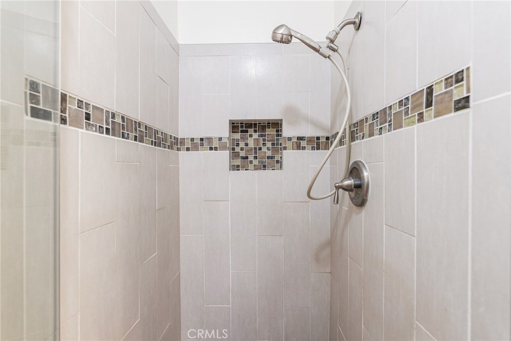 https://media.crmls.org/medias/bdd92a7f-be96-4a4d-b5d5-dee022c3da69.jpg?preset=X-Large