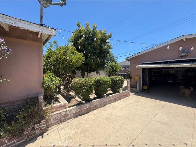 2124 W Civic Center Drive, Santa Ana CA: https://media.crmls.org/medias/bdde2050-e6af-40a4-a425-5d1e84595cda.jpg