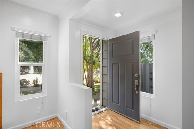 Detail Gallery Image 2 of 34 For 17429 Burbank Bld, Encino,  CA 91316 - 3 Beds | 2 Baths