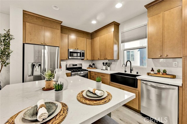 Detail Gallery Image 7 of 21 For 813 S Anaheim Bld #101,  Anaheim,  CA 92805 - 3 Beds | 2/1 Baths