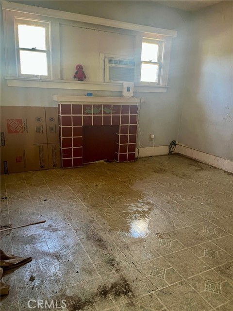 1901 S Broadway, Santa Ana CA: https://media.crmls.org/medias/bde27961-6cf7-4c9a-81cc-70f6c673e6da.jpg