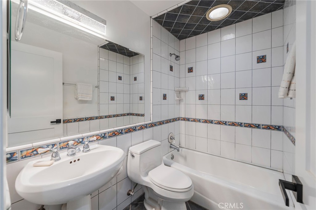 Bde88c9a C64b 44c6 8f9b A03f7e251d01