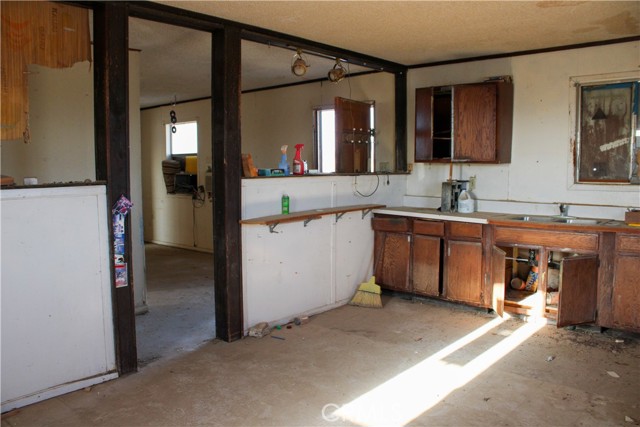 Detail Gallery Image 4 of 22 For 1561 Shoshone Valley Rd, Twentynine Palms,  CA 92277 - 2 Beds | 1 Baths