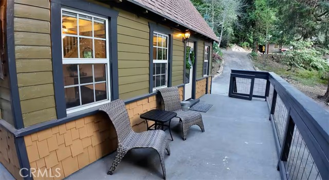 810 Lake Drive, Lake Arrowhead CA: https://media.crmls.org/medias/bdef2ea9-ca88-4a17-b69a-35b96ddc4c35.jpg