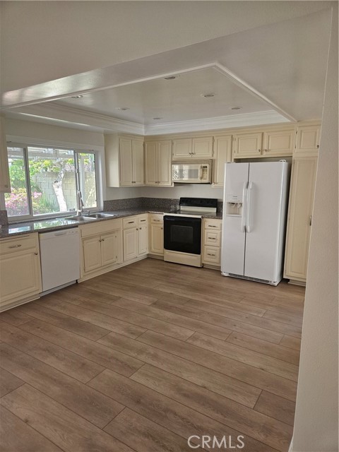 Detail Gallery Image 5 of 21 For 6801 Glen Drive, Huntington Beach,  CA 92647 - 4 Beds | 2 Baths