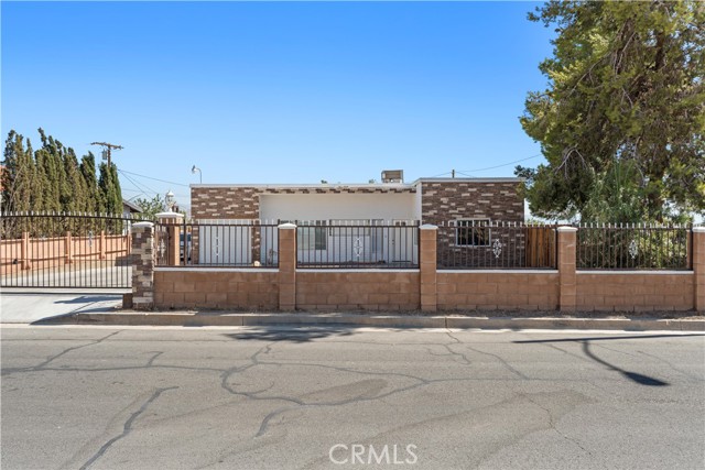 Detail Gallery Image 3 of 45 For 23859 South Rd, Apple Valley,  CA 92307 - 4 Beds | 2 Baths