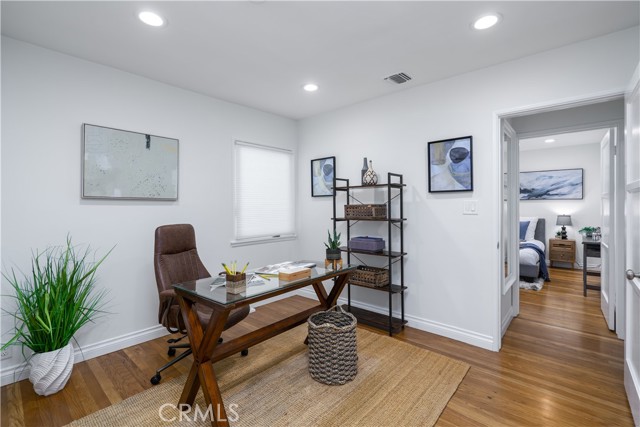 427 Stanford Road, Burbank CA: https://media.crmls.org/medias/bdf739b2-e2d7-44ba-b67f-036f4f0eb06d.jpg