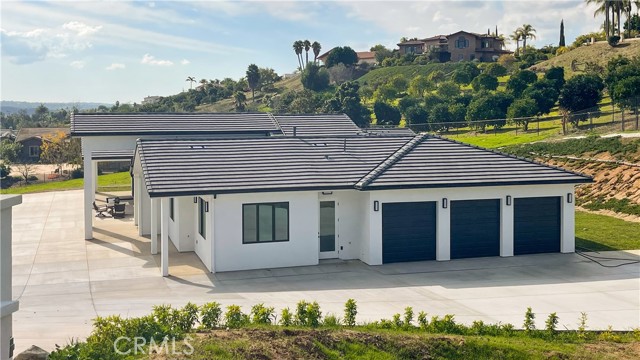 Detail Gallery Image 2 of 66 For 2027 via Monserate, Fallbrook,  CA 92028 - 4 Beds | 4 Baths