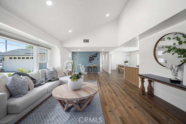 3221 Copa De Oro Drive, Los Alamitos CA: https://media.crmls.org/medias/bdf882af-ea8b-41e2-8859-59027c8261d4.jpg