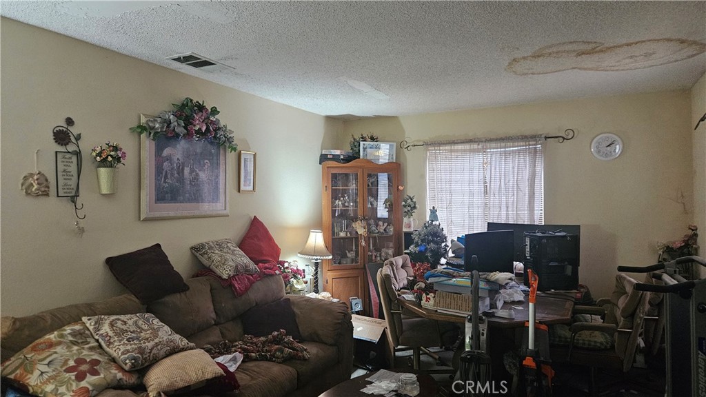 https://media.crmls.org/medias/bdf8d298-7588-4fd8-b2fa-f3963b3cc589.jpg?preset=X-Large