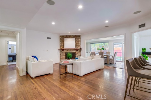 Detail Gallery Image 6 of 30 For 12640 Albers St, Valley Village,  CA 91607 - 6 Beds | 4 Baths
