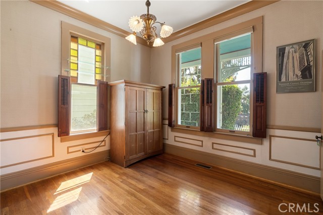 211 E Virginia Avenue, Glendora CA: https://media.crmls.org/medias/bdfed3d6-4a5a-49f8-bfa2-b486e9a6a5b3.jpg