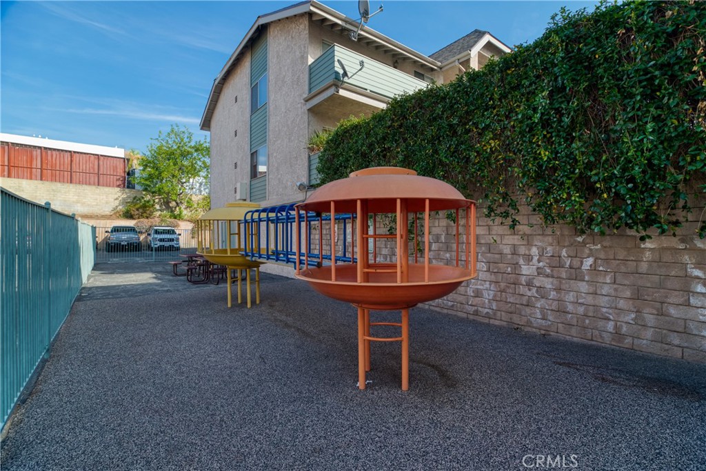 https://media.crmls.org/medias/be002ba8-e330-433f-8bfb-d80143012c00.jpg?preset=X-Large