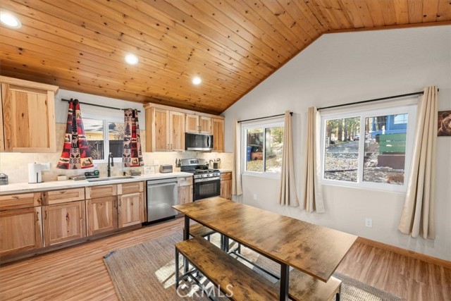 Detail Gallery Image 5 of 28 For 1025 E Country Club, Big Bear City,  CA 92314 - 3 Beds | 2 Baths