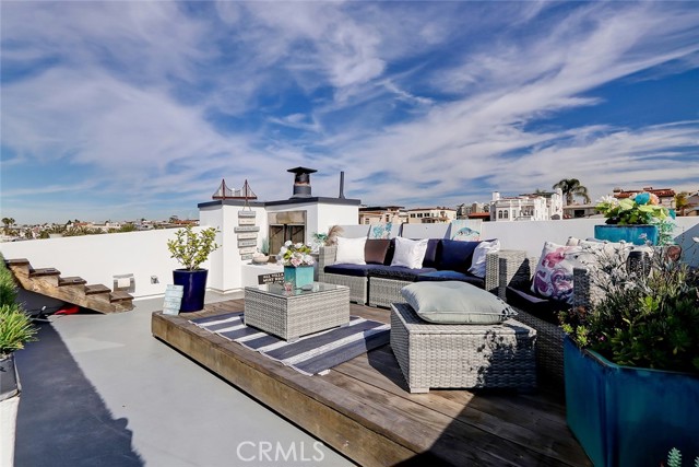 1045 Manhattan Avenue, Hermosa Beach, California 90254, 4 Bedrooms Bedrooms, ,3 BathroomsBathrooms,Residential,Sold,Manhattan,SB22241528