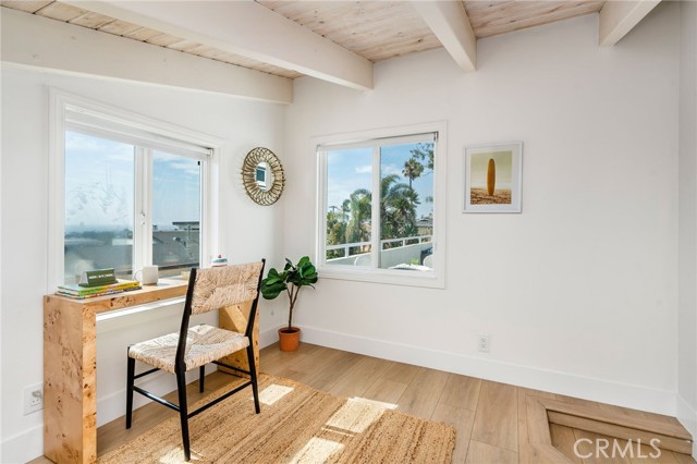 927 6th Street, Hermosa Beach CA: https://media.crmls.org/medias/be081acf-8621-4441-ab07-66a368ba8bd8.jpg