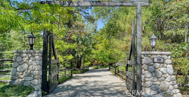 Detail Gallery Image 1 of 19 For 1656 Yosemite Dr, Lake Arrowhead,  CA 92352 - 4 Beds | 4/1 Baths