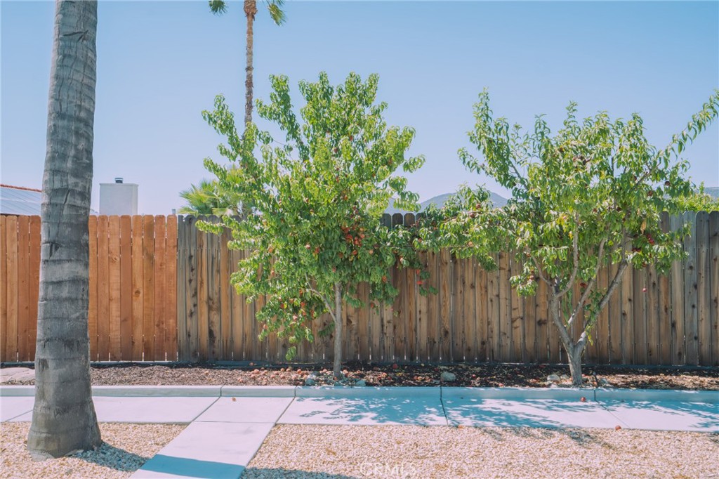 https://media.crmls.org/medias/be093559-e2e5-4a35-be53-15640c59de53.jpg?preset=X-Large