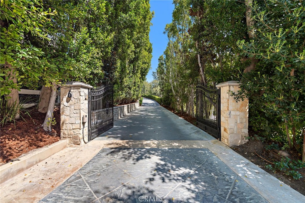 https://media.crmls.org/medias/be0a5843-6061-4764-8f52-f4543cea2d0f.jpg?preset=X-Large