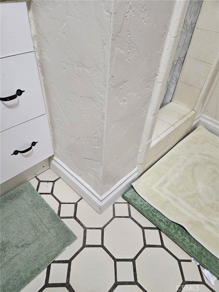 https://media.crmls.org/medias/be0dc3a9-8196-40ea-86d7-709dbad7ed9a.jpg?preset=X-Large