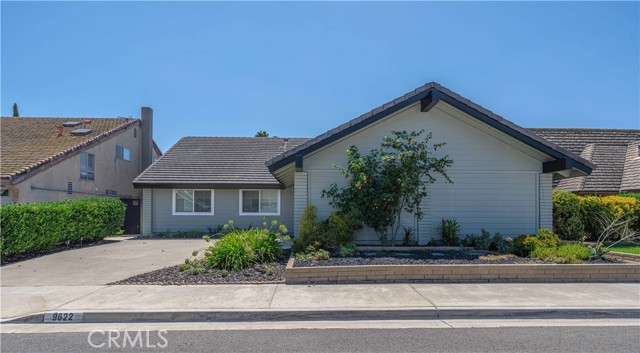 9622 Caithness Drive, Huntington Beach CA: https://media.crmls.org/medias/be0fe544-e87c-469b-9574-97b2c2e3a83c.jpg