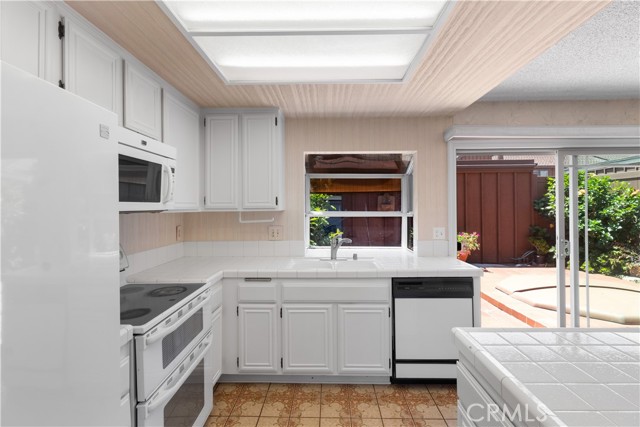 1437 Dalmatia Drive, San Pedro CA: https://media.crmls.org/medias/be11724b-948d-4273-8492-acb0c03e8f32.jpg