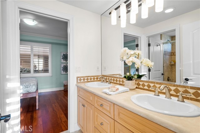 Full bathroom shared between two bedrooms