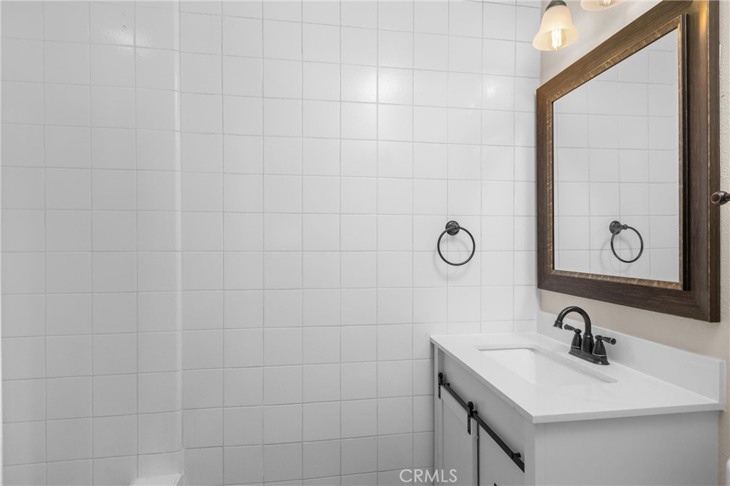 https://media.crmls.org/medias/be184e5d-f761-45c5-a666-0ec333cba14c.jpg?preset=X-Large