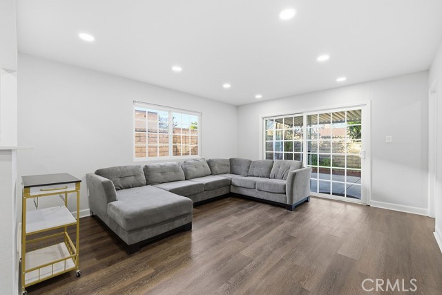 Detail Gallery Image 4 of 38 For 24305 Wabuska, Newhall,  CA 91321 - 6 Beds | 3 Baths