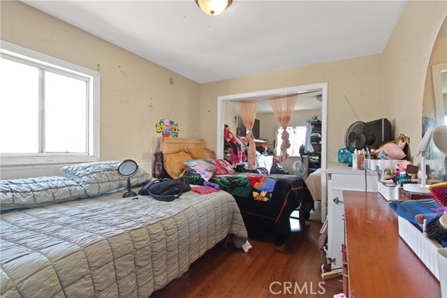 916 W 53rd ST Street, Los Angeles CA: https://media.crmls.org/medias/be1b24b0-19f1-409f-810c-29a7971a1832.jpg