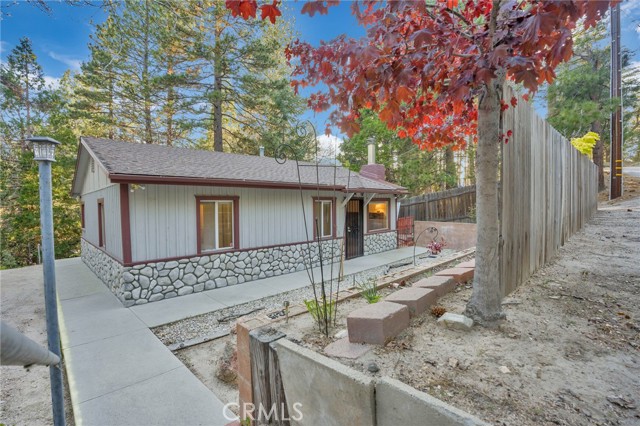 Detail Gallery Image 2 of 22 For 32159 Cove Cir, Running Springs,  CA 92382 - 2 Beds | 1 Baths