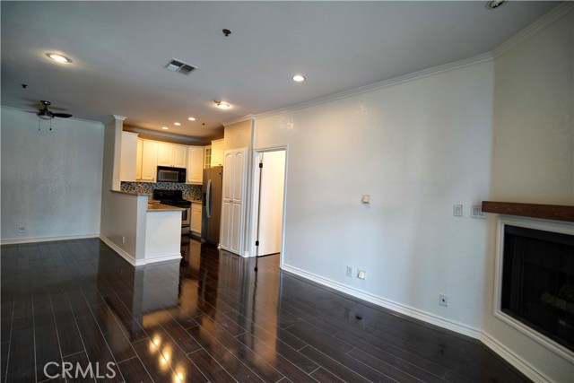 Detail Gallery Image 4 of 12 For 300 N El Molino Ave #216,  Pasadena,  CA 91101 - 2 Beds | 2 Baths