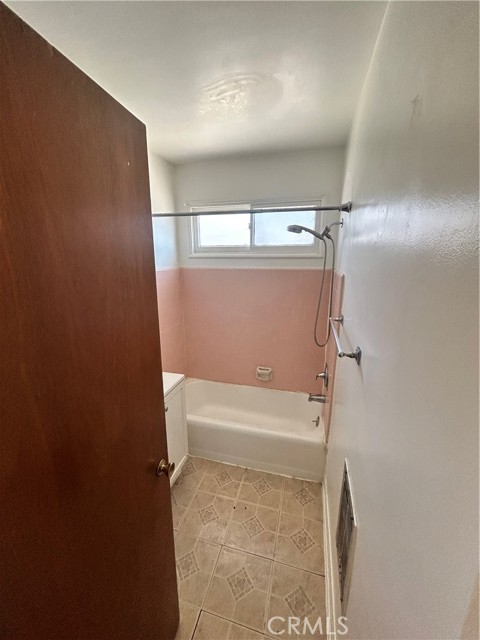 18127 Roscoe Boulevard # 5, Northridge (los Angeles), California 91325, 1 Bedroom Bedrooms, ,1 BathroomBathrooms,Residential Lease,For Rent,18127 Roscoe Boulevard # 5,CRSR24167811