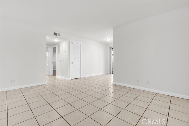 Detail Gallery Image 2 of 9 For 5915 Woodman Ave #103,  Van Nuys,  CA 91401 - 2 Beds | 2 Baths
