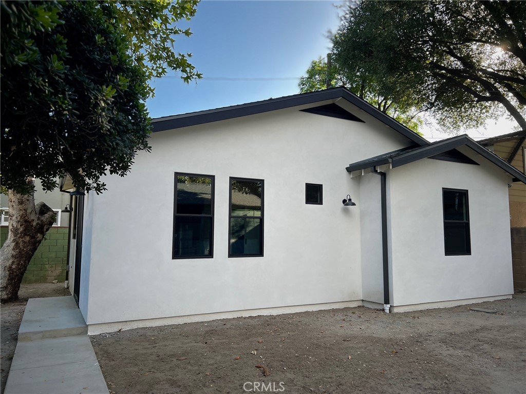 1203 S Chavez