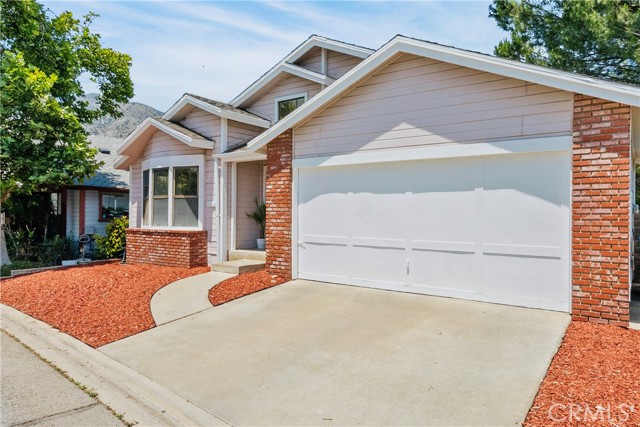13691 Gavina Avenue, Sylmar CA: https://media.crmls.org/medias/be250cdf-9d6d-402a-be8a-bb623dd62af8.jpg