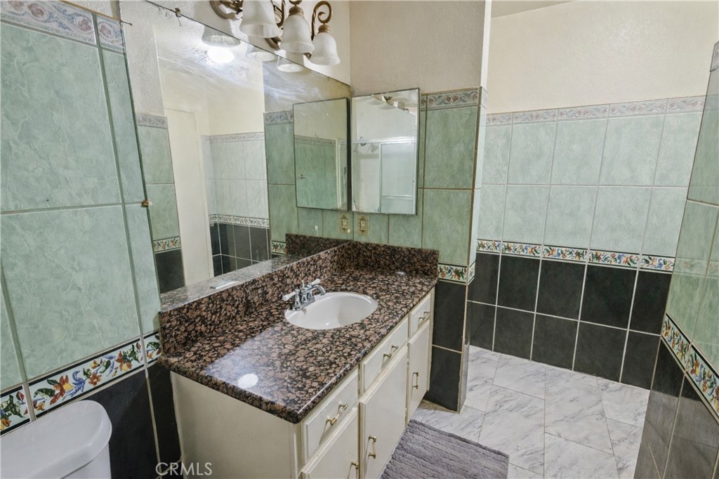 https://media.crmls.org/medias/be2523d6-dced-4d2c-8768-affa6c9ae23b.jpg?preset=X-Large