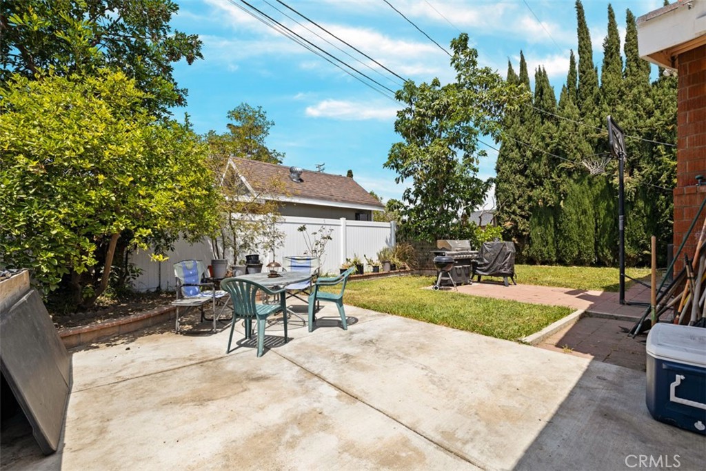 1523 W 12th Street