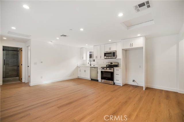 Detail Gallery Image 4 of 18 For 6937 Jellico Ave, Lake Balboa,  CA 91406 - 2 Beds | 2 Baths