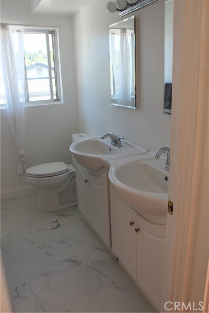 Detail Gallery Image 11 of 23 For 4527 Stark, Woodland Hills,  CA 91364 - 3 Beds | 3 Baths