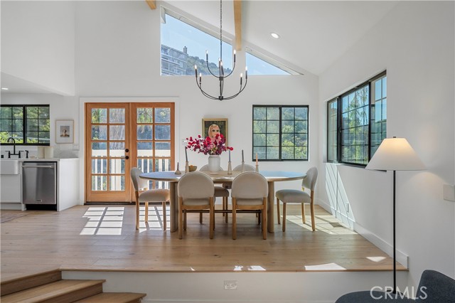 Detail Gallery Image 4 of 38 For 2776 Laurel Canyon Pl, Los Angeles,  CA 90046 - 4 Beds | 5/1 Baths