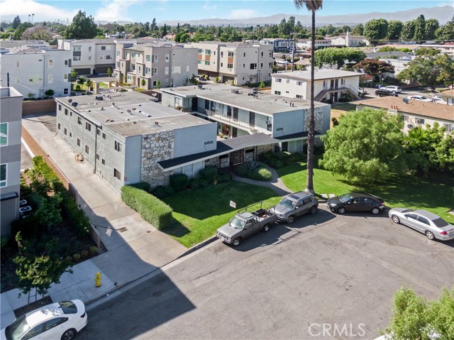 10601 Parrot Avenue Downey, California 10601 Parrot Ave offers the perfect combination of convenience and seclusion. The property is largely removed from the dense neighborhoods that surround it which were mainly developed during the peak of Downey’s cold-war-era expansion. The property consists of over 9,000 square feet of livable space with a unit mix of four 2-bedroom units, and twelve spacious 1-bedroom units. The building is individually metered for gas and electric and has a flat roofs on both buildings. In addition to it’s close proximity to schools, employment, and enjoyment, the tenants enjoy on-site amenities including a spacious courtyard, carport parking and laundry room. With market rents a mere 15% away, a new owner should be able to achieve them in less than 2 increases.