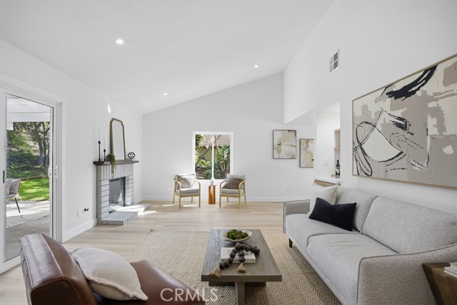 Detail Gallery Image 7 of 52 For 1069 Belleza St, Camarillo,  CA 93012 - 2 Beds | 2 Baths