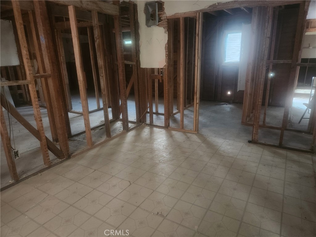 https://media.crmls.org/medias/be33a0d2-10a1-46df-a4ad-52648fc8193c.jpg?preset=X-Large