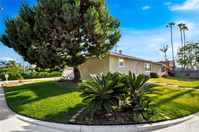 17121 Granada Lane, Huntington Beach CA: https://media.crmls.org/medias/be33ace8-98f4-44ea-a793-9da2f313e62d.jpg