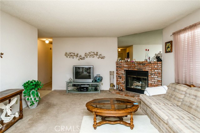 Detail Gallery Image 2 of 34 For 11051 5th Ave, Hesperia,  CA 92345 - 3 Beds | 2 Baths