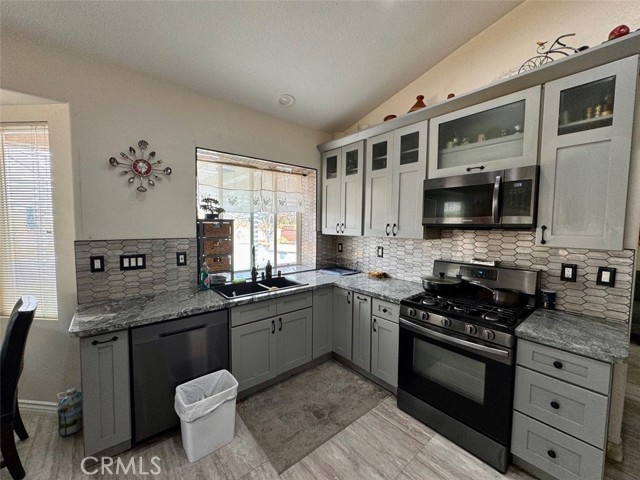 Detail Gallery Image 5 of 10 For 13173 Paraiso Rd, Apple Valley,  CA 92308 - 5 Beds | 2/1 Baths