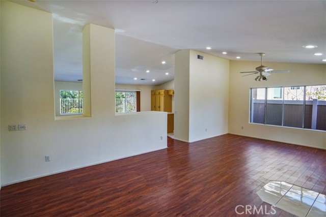 Detail Gallery Image 9 of 17 For 19711 Skyview Ct, Canyon Country,  CA 91351 - 3 Beds | 2 Baths