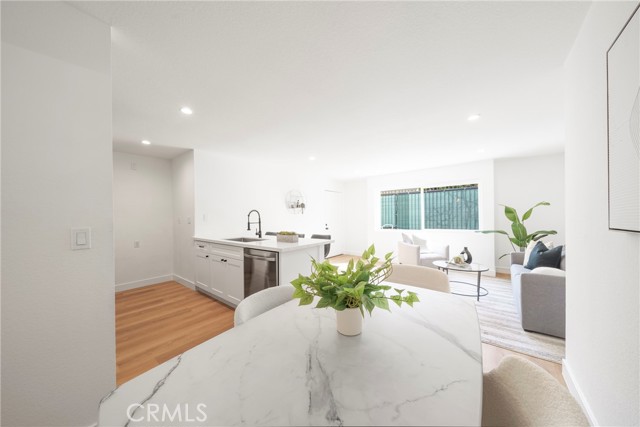957 S Gramercy Drive, Los Angeles CA: https://media.crmls.org/medias/be4366d2-fb86-40ca-9c2d-01085e760b9d.jpg